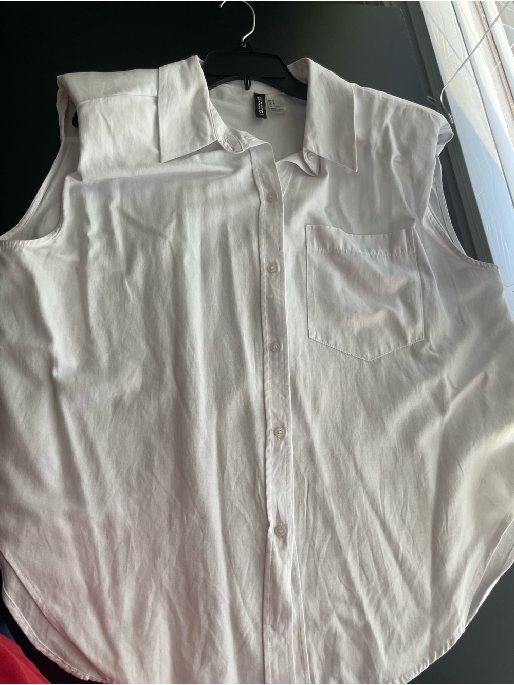 H&M White Sleeveless Collared Button-Down Blouse